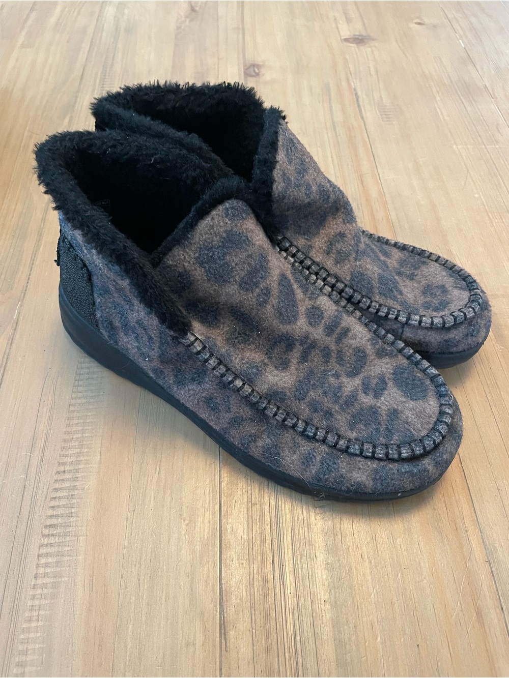 Hey Dude Denny Slip On Booties Women's 10 Leopard Print